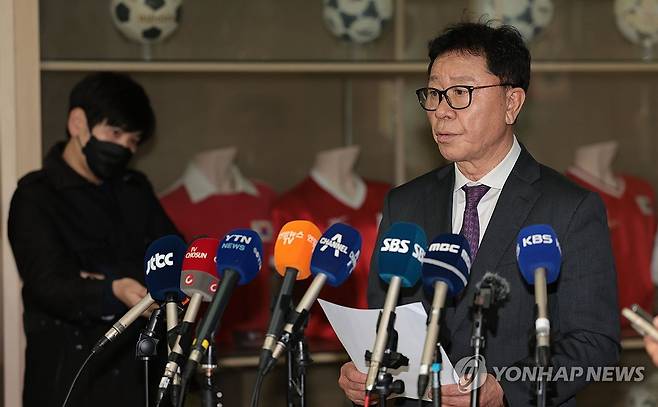 축구국가대표 전력강화위원회 브리핑 (서울=연합뉴스) 김인철 기자 = 정해성 축구국가대표 전력강화위원장이 2일 서울 종로구 대한축구협회에서 제5차 전력강화위원회 결과 브리핑을 하고 있다. 2024.4.2 yatoya@yna.co.kr