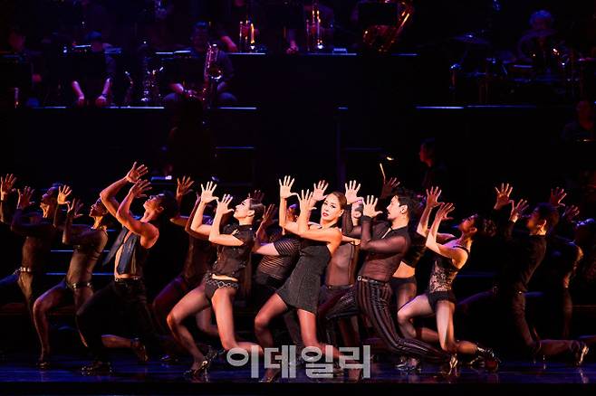 뮤지컬 ‘시카고’ 벨마 켈리(최정원 분) 넘버 ‘올 댓 재즈’ 공연 장면. (사진=신시컴퍼니)