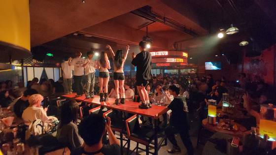 지난 6월 12일 중국 쓰촨성 청두시 란구이팡 한 음식점에서 K팝 랜덤댄스 대회가 열렸다. 사진 이도성 특파원