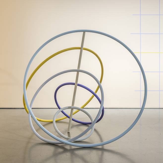 [갤러리현대] 이슬기, 쿤다리 거미 II, 2021, 스테인리스 스틸에 우레탄 도장, 180 x 200 x 100 cm.
