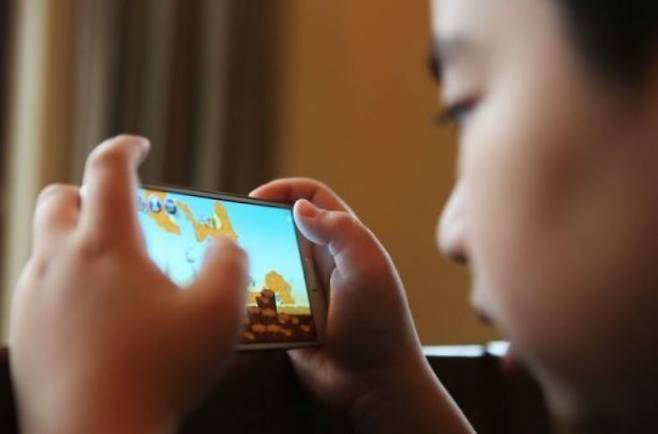 스마트폰을 보고 있는 아이. 사진은 기사 중 특정 표현과 무관. [이미지출처=게티이미지뱅크]