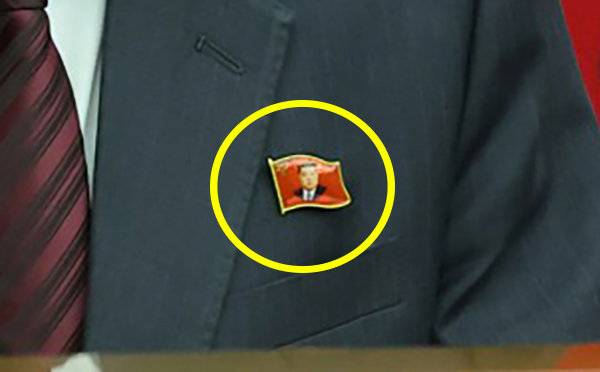 김정은 국무위원장 얼굴이 단독으로 새겨진 배지. 평양 노동신문=뉴스1