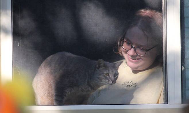 지난달 26일(현지시각) 미국 미네소타주 미니애폴리스 웨지에서 열린 ‘고양이 투어’에 참가한 한 가정의 고양이와 반려인. ‘웨지 라이브’ 인스타그램