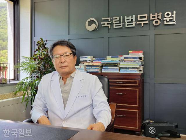 2022년 6월 2일 당시 조성남 국립법무병원장(치료감호소장)이 충남 공주 국립법무병원(치료감호소)에서 한국일보와 인터뷰하고 있다. 그는 "재범 방지를 위해 범법 정신질환자를 치료하는 기관이기 때문에, 민간 정신의료기관보다도 더욱 우수한 치료가 이뤄져야 한다"며 인력과 예산 확충의 필요성을 거듭 강조했다. 한국일보 자료사진