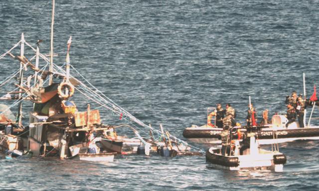 중국 해양경비대 함정(오른쪽)이 지난달 29일 남중국해 해상에서 엔진이 폭발한 필리핀 어선으로 접근해 어민들을 구조하고 있다. 글로벌타임스 홈페이지 캡처