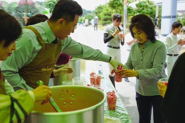 지난 28일 경북 상주국제승마장에서 열린 ' 제12회 정기룡장군배 전국승마대회'에서 손만호(왼쪽) 경북도 승마협회장이 시원한 수박 화채를 나눠주고 있다. 윤창식 기자