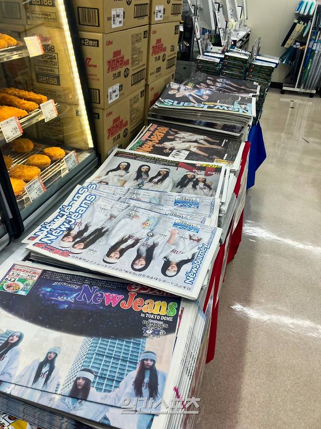 도쿄돔 인근 편의점에 비치된 현지 언론 신문들. 주요 매체들이 뉴진스를 1면으로 장식했다. (도쿄=김지혜 기자 jahye2@edaily.co.kr)