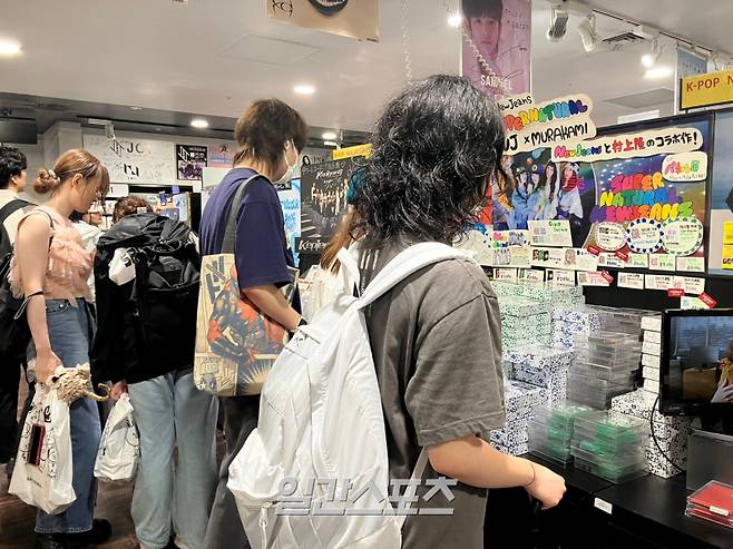일본 시부야에 있는 타워레코드 5층에서 뉴진스 '슈퍼내추럴' 앨범을 구경 중인 일본 팬들의 모습. (도쿄=김지혜 기자 jahye2@edaily.co.kr)
