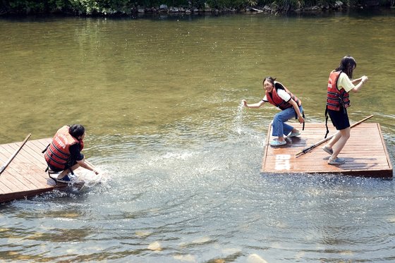 농촌 체험과 더불어 여름에 떠나는 바캉스에서 빼놓을 수 없는 즐거움인 물놀이도 즐긴 소중 학생기자단.