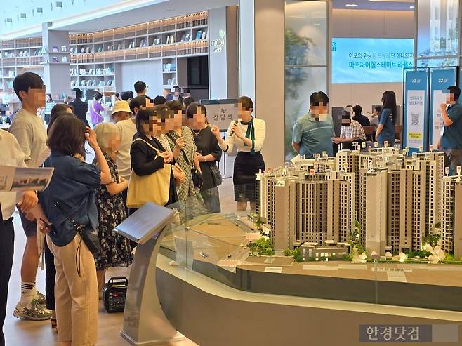 서울 마포구 공덕동 '마포자이힐스테이트 라첼스' 모형도를 보고 있는 예비 청약자 사진=이송렬 기자