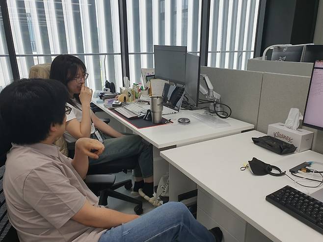 김민지 대리(왼쪽)와 이영호 차장이 데이터 수집 회의를 하고 있다. 윤현주 기자