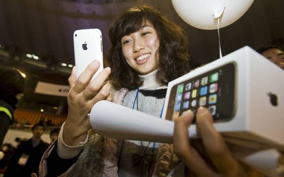 iPhone 3GS launched in Korea on Nov. 22, 2009, almost three years after the original iPhone was first unveiled in January 2007. [JOONGANG ILBO]