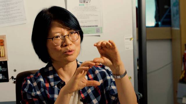 박정임 순천향대학교 환경보건학과 교수가 경기일보와 진행한 인터뷰에서 어린이 놀이터 바닥재에서 나온 유해 성분에 대해 설명하고 있다.