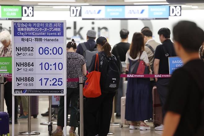 지난달 30일 오전 김포공항 국제선 하네다 항공편 탑승수속 카운터 앞 [자료=연합뉴스]