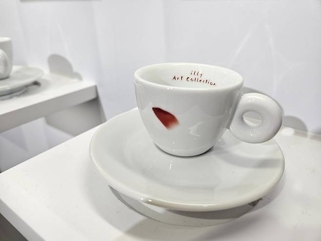 커피 브랜드 일리카페가 단색화 거장 이우환 화백과 협업해 출시한 ‘아트 컬렉션 이우환 에디션’. 오는 9월 서울 삼성동 코엑스에서 개최되는 ‘프리즈(Frieze) 서울 2024’에서도 만나볼 수 있다. 송경은 기자