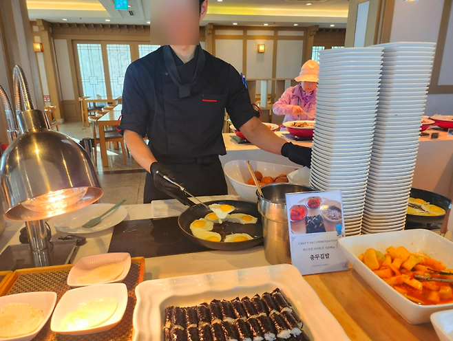 요리사가 직접 달걀프라이와 쌀국수를 만들어 준다 / 사진=김규란 여행+ PD