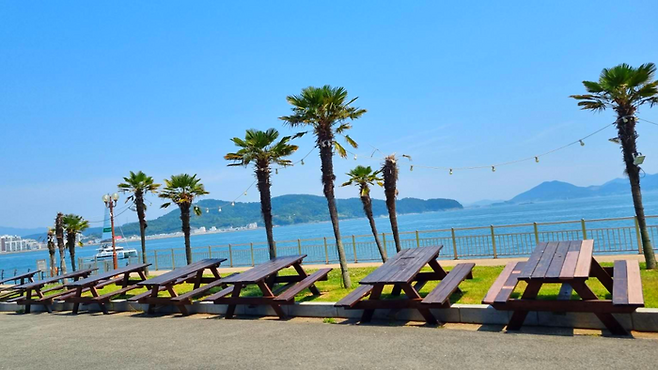 카페 & 펍 엘리제 앞 야외 바비큐장 사진=김혜성 여행+ 기자