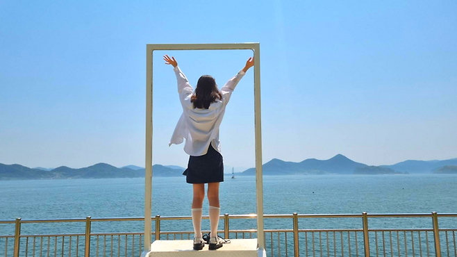 리조트 앞 액자 조형물 / 사진=김혜성 여행+ 기자