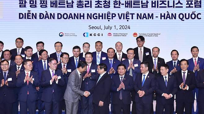 1일 서울 중구 롯데호텔에서 대한상공회의소 주최로 열린 한·베트남 비즈니스 포럼 참석자들이 기념촬영을 하고 있다. 맨 앞줄 왼쪽부터 박일준 대한상의 상근부회장, 조현상 HS효성 부회장, 안덕근 산업통상자원부 장관, 팜민찐 베트남 총리.  이충우 기자