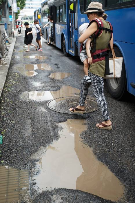 집중호우로 '포트홀'(Pot Hole, 도로 표층이 떨어져 나가 패인 구멍)이 생긴 모습. 사진은 기사와 무관./사진=뉴스1