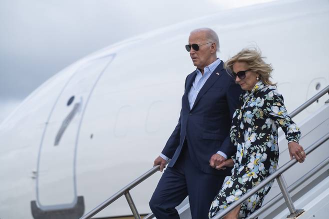 조 바이든(왼쪽) 미국 대통령과 질 바이든 영부인이 29일(현지시간) 선거 캠페인을 위해 뉴저지주 맥과이어 공군기지에 도착하고 있다. [AP]