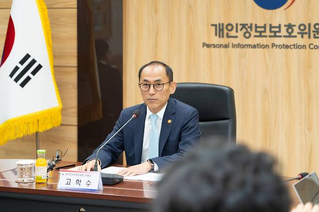 고학수 개인정보보호위원회 위원장이 1일 오후 서울 종로구 정부서울청사에서 개최된 출입기자단 정례브리핑에서 인사말씀을 하고 있다. [개인정보보호위원회 제공]