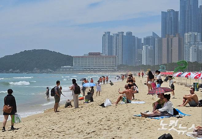 전면 개장 첫날인 1일 해운대해수욕장에 피서객이 붐비고 있다. 김혜민 기자