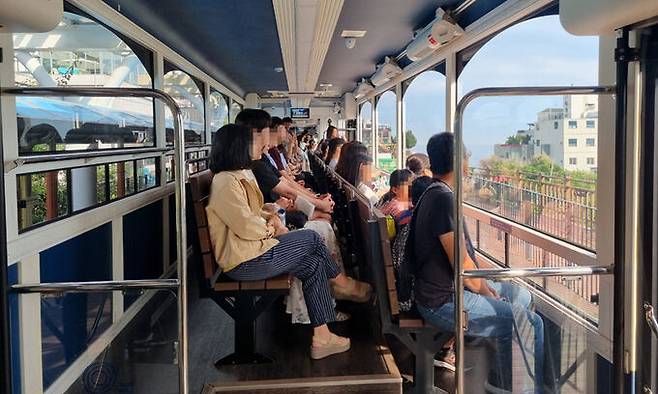 해운대 해변열차를 탄 승객들의 모습.&nbsp;