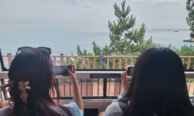 해운대 해변열차를 탄 승객들의 모습.&nbsp;