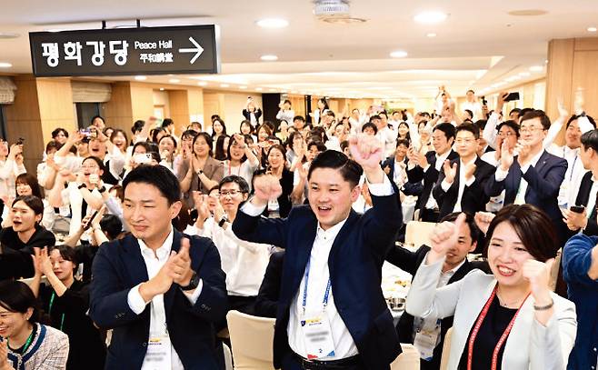 제주에서 실시한 한일청년교류회에서 한일 양국의 청년이 문화행사를 선보이며 교류하는 모습. [SGI]