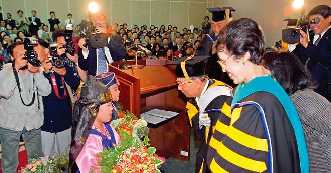 제주대 명예문학박사 학위 수여식에서 화동들이 이케다 다이사쿠 회장 부부에게 꽃을 건네고 있다. [SGI]