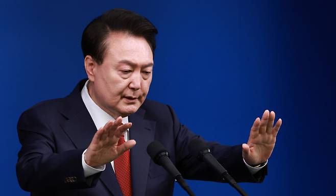 윤석열 대통령이 대통령실 청사 브리핑실에서 열린 '윤석열정부 2년 국민보고 및 기자회견\'에서 취재진의 질문에 답하고 있다. ⓒ연합뉴스