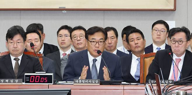 정진석 대통령 비서실장(앞줄 왼쪽에서 세번째)이 7월1일 국회에서 열린 운영위원회 전체회의에 출석해 위원들의 질의에 답하고 있다. ⓒ 연합뉴스