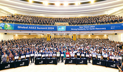 6월 30일 하나님의교회 세계복음선교협회 대학생봉사단 아세즈(ASEZ)가 개최한 ‘2024 전 세계 ASEZ 정상회의’에 국내외ASEZ 회원들을 비롯해 각계각층 2000명가량이 참여해 성황을 이뤘다. 하나님의 교회 총회장 김주철 목사(가운데)와 송칸 루앙무닌턴 주한 라오스대사, 조명래 전 환경부 장관 등 학계·정계·법조계·언론계·문화계 등 각계각층 주요 인사들이 ‘지구환경 복원 프로젝트’ 이행에 지지서명하며 연대의 뜻을 밝혔다. (사진제공 ｜ 하나님의교회 세계복음선교협회)