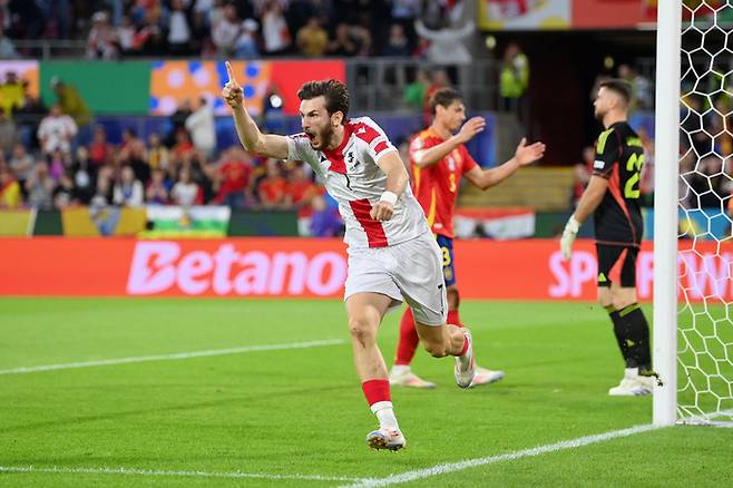 전반 18분 스페인 로뱅 르노르망의 자책골로 조지아가 선제골을 터트렸다. Getty Images