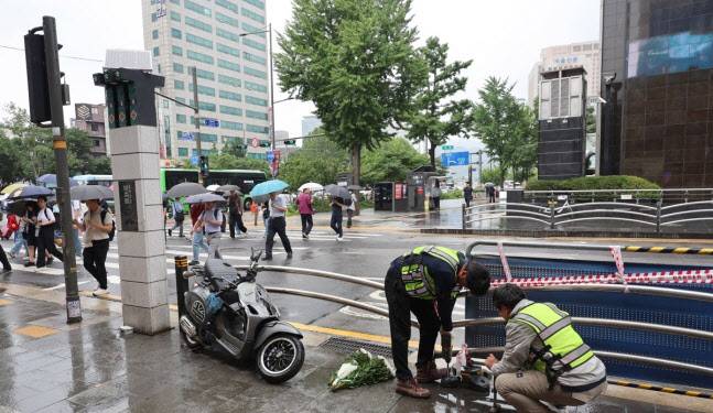 2일 오전 지난밤 대형 교통사고가 발생한 서울 중구 시청역 7번 출구 인근 사고 현장에 국화꽃이 놓여 있다.(사진=연합뉴스)