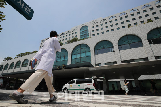 △지난 1일 서울 송파구 서울아산병원에서 한 환자와 보호자가 병원으로 향하고 있다.(사진=이영훈 기자)