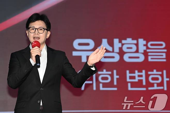 한동훈 국민의힘 대표 후보가 2일 오전 서울 강서구 ASSA아트홀에서 열린 ‘체인지 5분 비전발표회’에서 정견 발표를 하고 있다. 이 자리에서 한 후보는 "국민의힘이 후반전 0대3으로 뒤지고 있다＂며 ＂우하향하는 국민의힘을 우상향시켜 후반전 4대3의 역전을 반드시 이뤄낼 것＂이라고 밝혔다. 2024.7.2/뉴스1 ⓒ News1 국회사진취재단