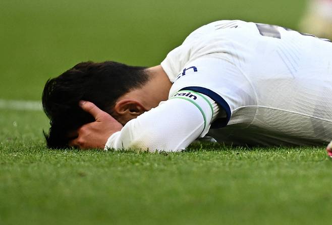 토트넘이 손흥민과 재계약을 하지 않고, 1년 계약 연장 조항을 발동할 것이라는 예측이 점점 강해지고 있다. 토트넘이 손흥민과의 계약을 1년만 연장한다는 건 손흥민이 부진하거나, 손흥민에게 좋은 제안이 오면 선수를 매각할 것이라는 의미다. 레전드 대우는 없을 것으로 보인다. <저작권자(c) 연합뉴스, 무단 전재-재배포, AI 학습 및 활용 금지>