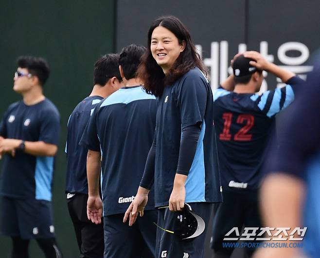 27일 부산 사직야구장에서 열리는 롯데와 KIA의 경기. 동료들과 함께 몸을 풀고 있는 롯데 김원중. 부산=송정헌 기자songs@sportschosun.com/2024.06.27/