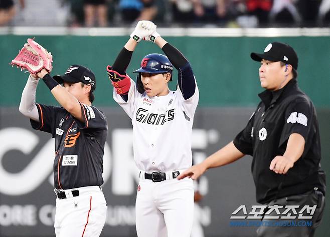 28일 부산 사직구장에서 열린 롯데와 한화의 경기. 4회 1타점 2루타 날린 롯데 박승욱. 부산=송정헌 기자songs@sportschosun.com/2024.06.28/