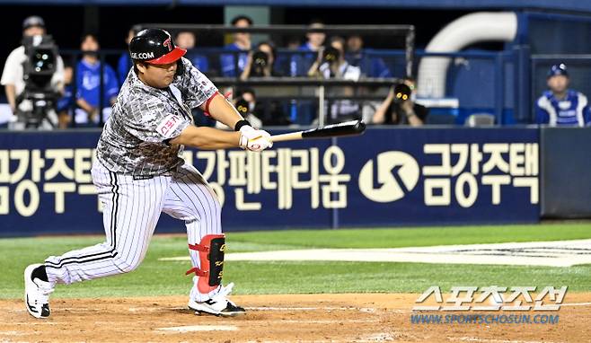 9회말 1사 만루에서 김범석이 친 타구는 3루 방향으로