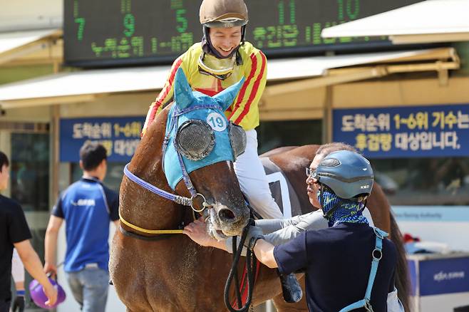 23일 한국마사회 렛츠런파크 서울에서 열린 제13회 스포츠동아배 우승을 차지한 한강파워와 유승완 기수. 사진제공=한국마사회