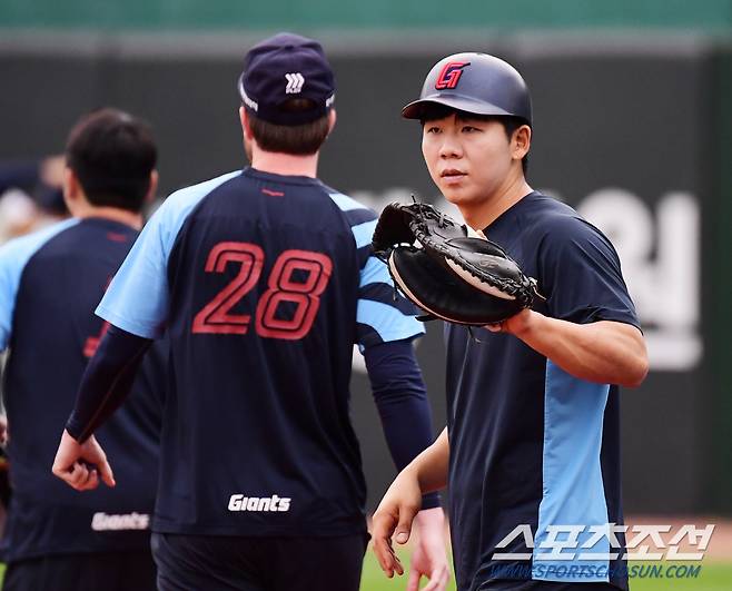 수비 훈련을 하고 있는 롯데 이정훈.