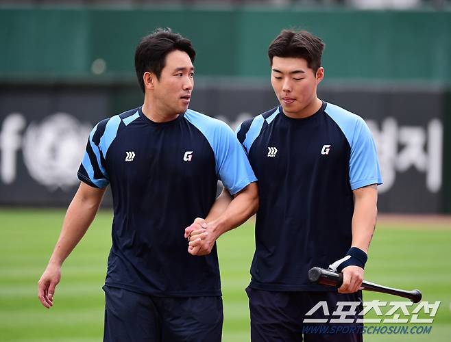 고승민 손 꼭 잡고 이야기 나누는 전준우.