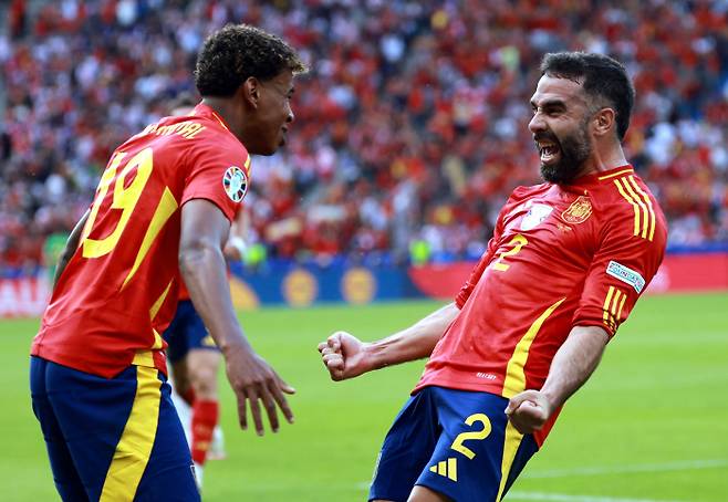 epa11413014 Dani Carvajal of Spain (R) celebrates scoring the 3-0 with Lamine Yamal of Spain during the UEFA EURO 2024 group B match between Spain and Croatia in Berlin, Germany, 15 June 2024.  EPA/CLEMENS BILAN<저작권자(c) 연합뉴스, 무단 전재-재배포, AI 학습 및 활용 금지>