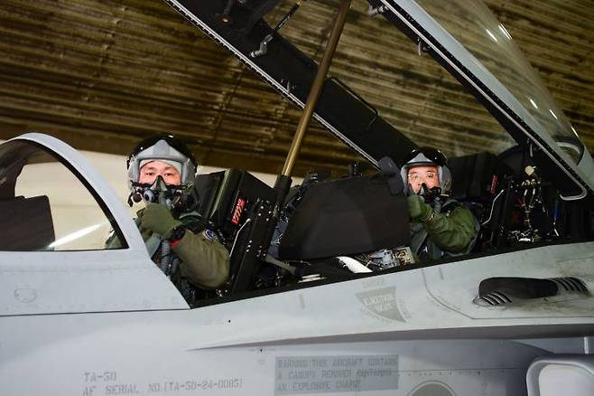 전투기는 엔진시동이 걸려야 마스크안에 산소가 공급됐다. (사진제공=공군)