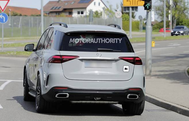 메르세데스-벤츠 'GLE 2차 페이스리프트' 테스트카 (출처 : Motor Authority)