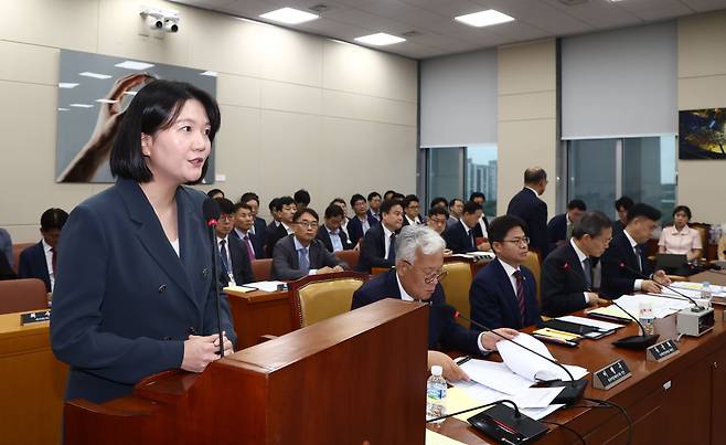 최수연 네이버 대표이사가 2일 오후 서울 여의도 국회에서 열린 과학기술정보방송통신위원회 6차 전체회의에서 의원 질의에 답변하고 있다. /뉴스1