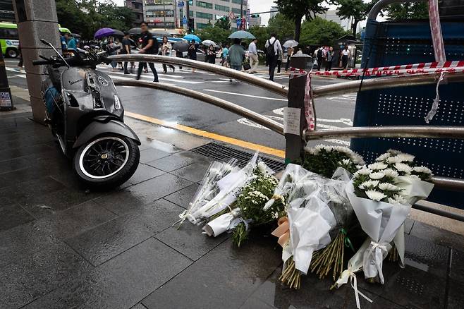 지난 밤 승용차가 인도로 돌진해 9명이 사망하는 사고가 발생한 가운데 2일 서울 중구 서울시청 인근 교차로 사고현장에 국화가 놓여 있다. 이 사고로 9명이 사망하고 4명(중상 1명·경상 3명)이 다쳤다. 사망자 9명 중 6명은 현장에서 사망했으며, 3명은 병원 이송 도중 숨졌다. 2024.7.2/뉴스1